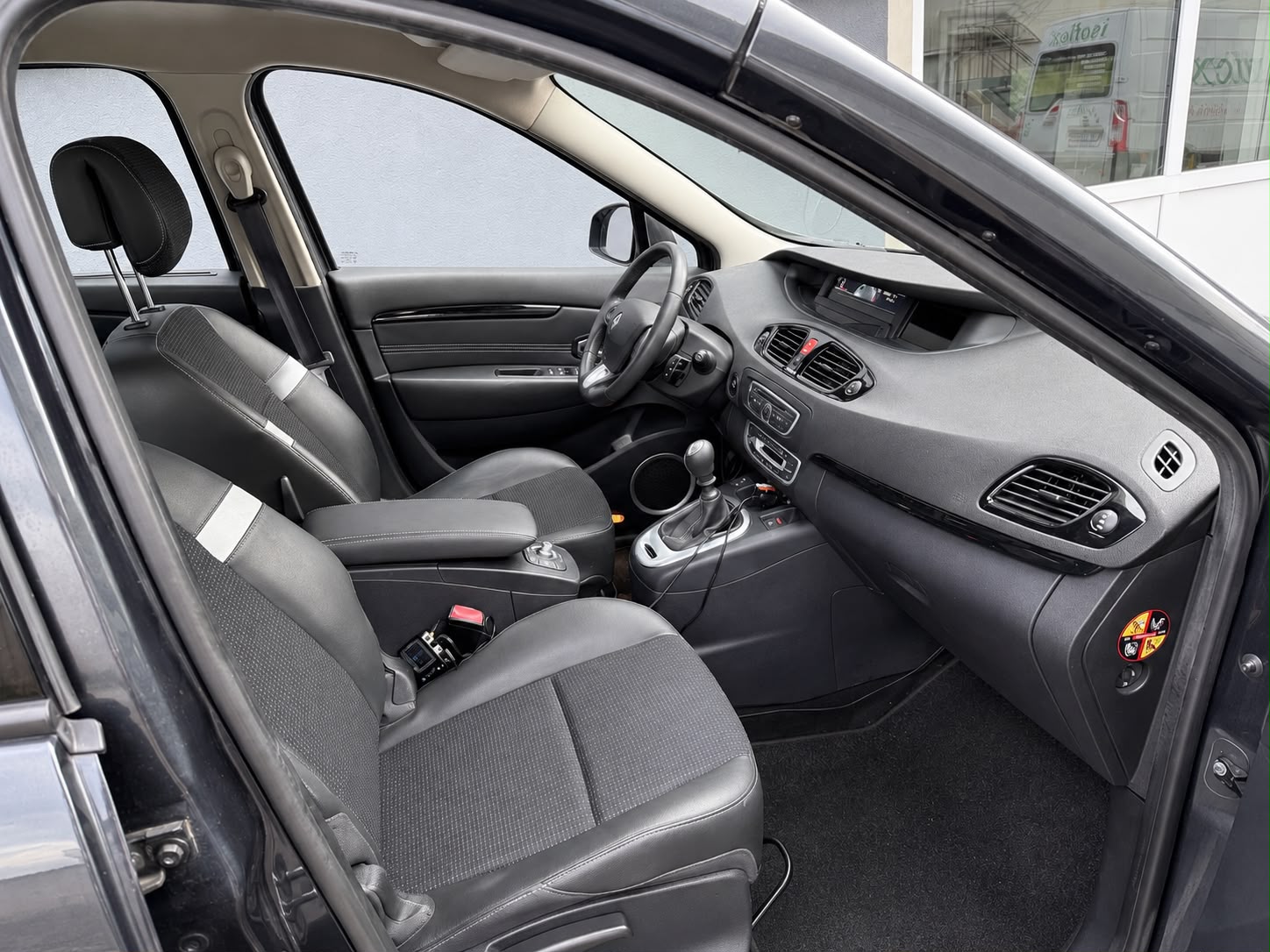 RENAULT Scénic 1.4 16V Turbo Dynamique-image-12