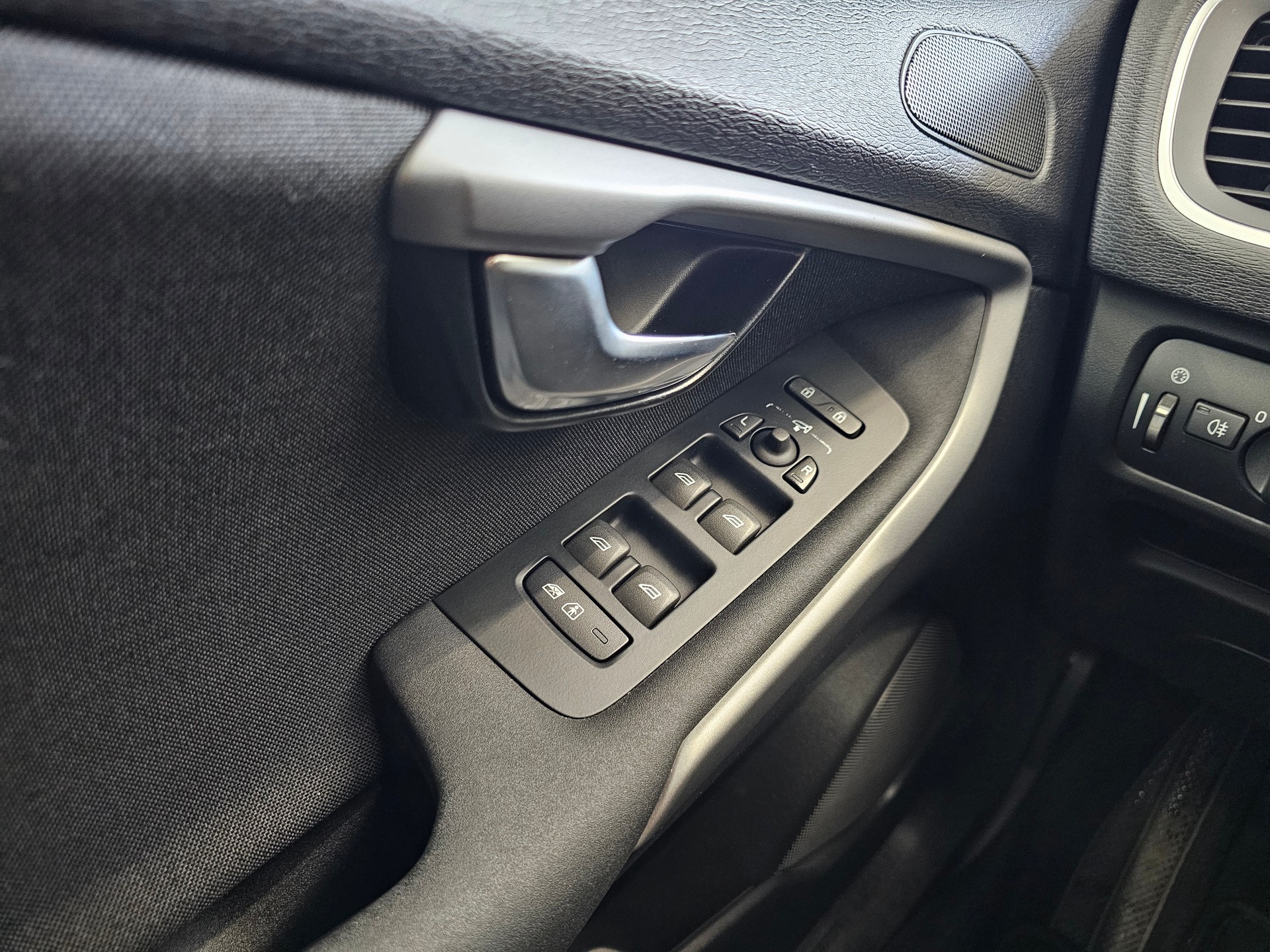 VOLVO V40 D3 Momentum-image-18
