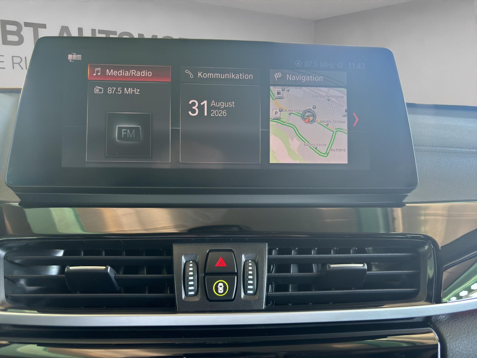 BMW X1 20i xDrive-image-11