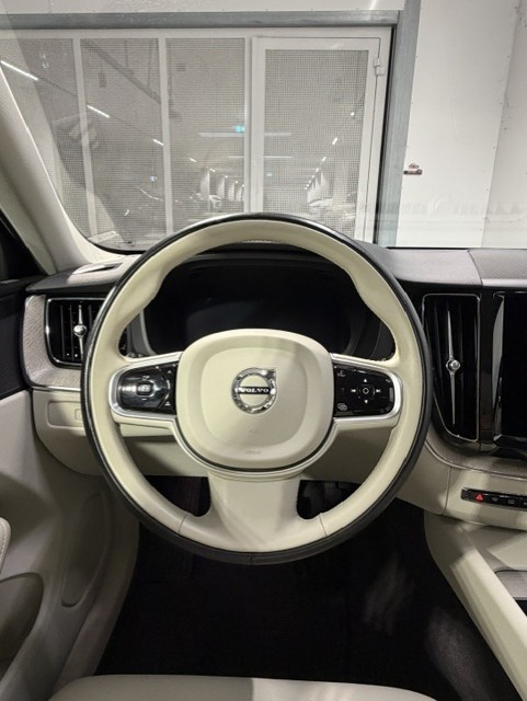 VOLVO XC60 2.0 B4 MH Plus Bright AWD-image-4