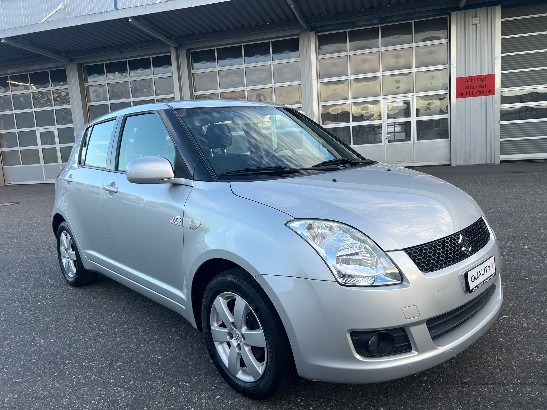 SUZUKI Swift 1.3i 16V GL Top 4x4-image-1