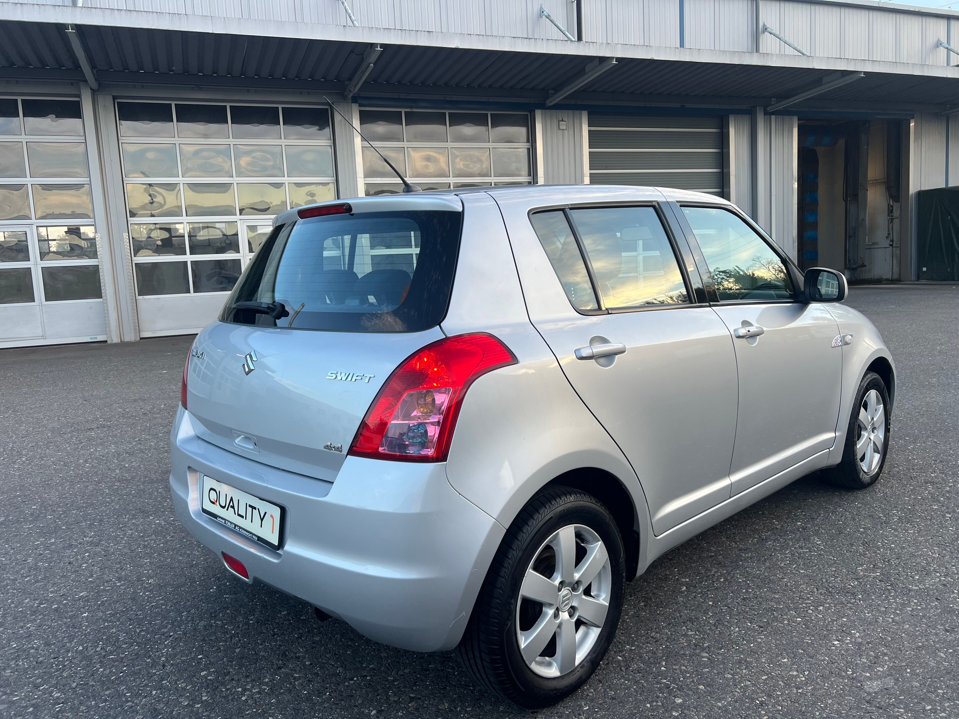 SUZUKI Swift 1.3i 16V GL Top 4x4-image-4