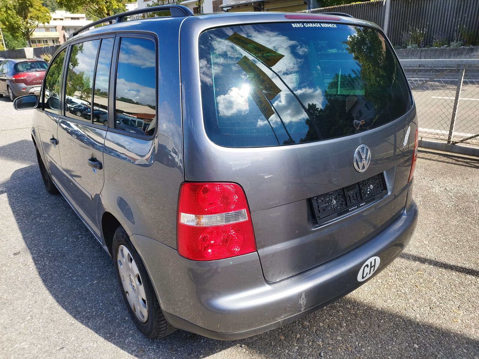 VW Touran 1.9 TDI Trendline Traveller-image-5