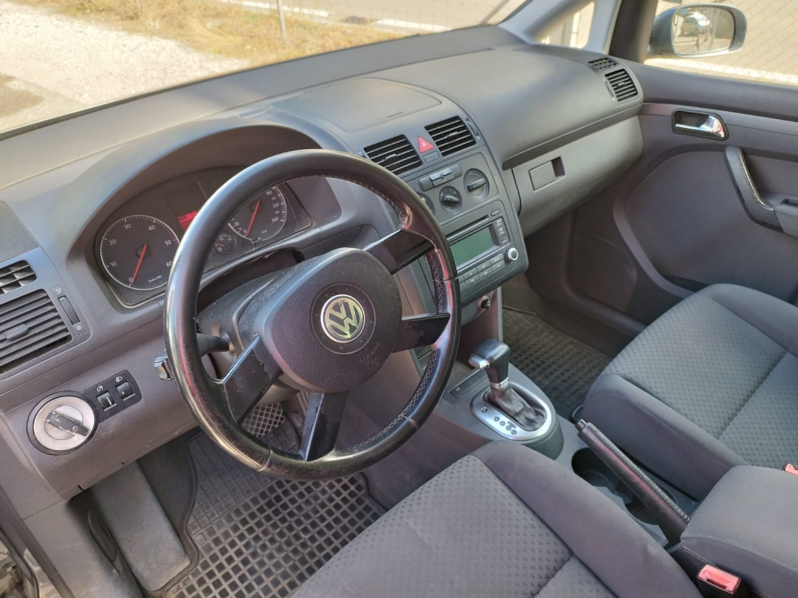 VW Touran 1.9 TDI Trendline Traveller-image-6