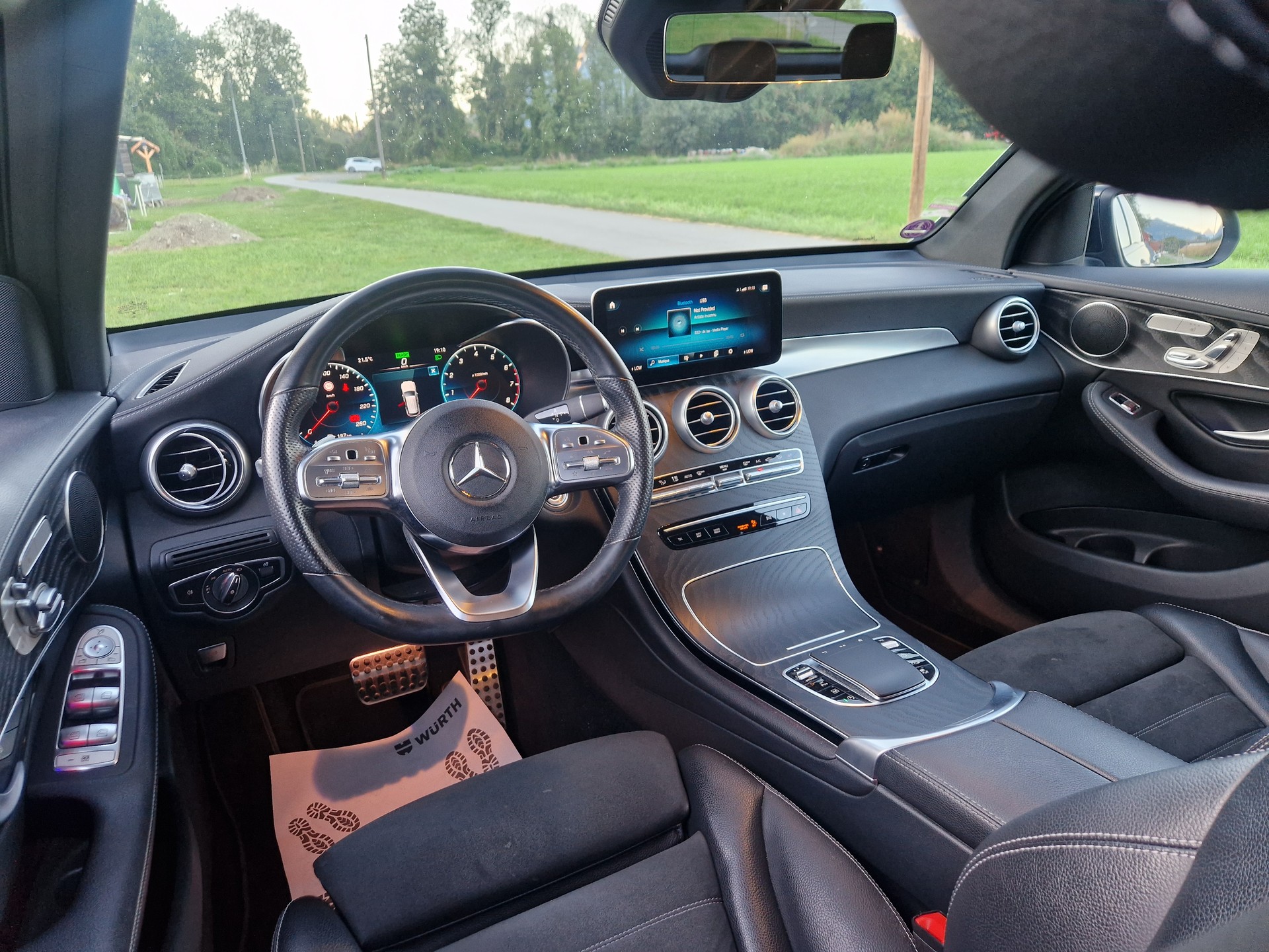 MERCEDES-BENZ GLC 200 AMG Line Plus 4Matic 9G-Tronic-image-8