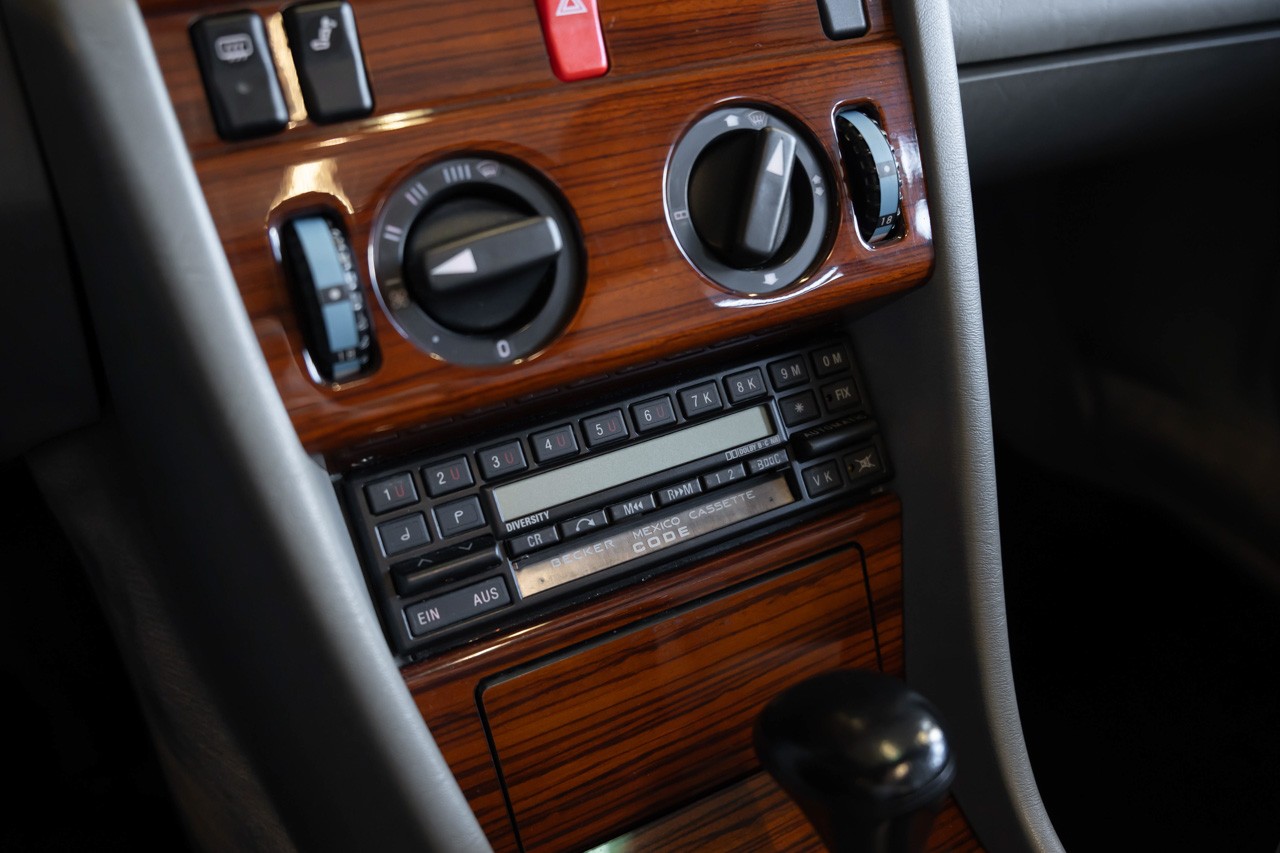 MERCEDES-BENZ E 220-image-24