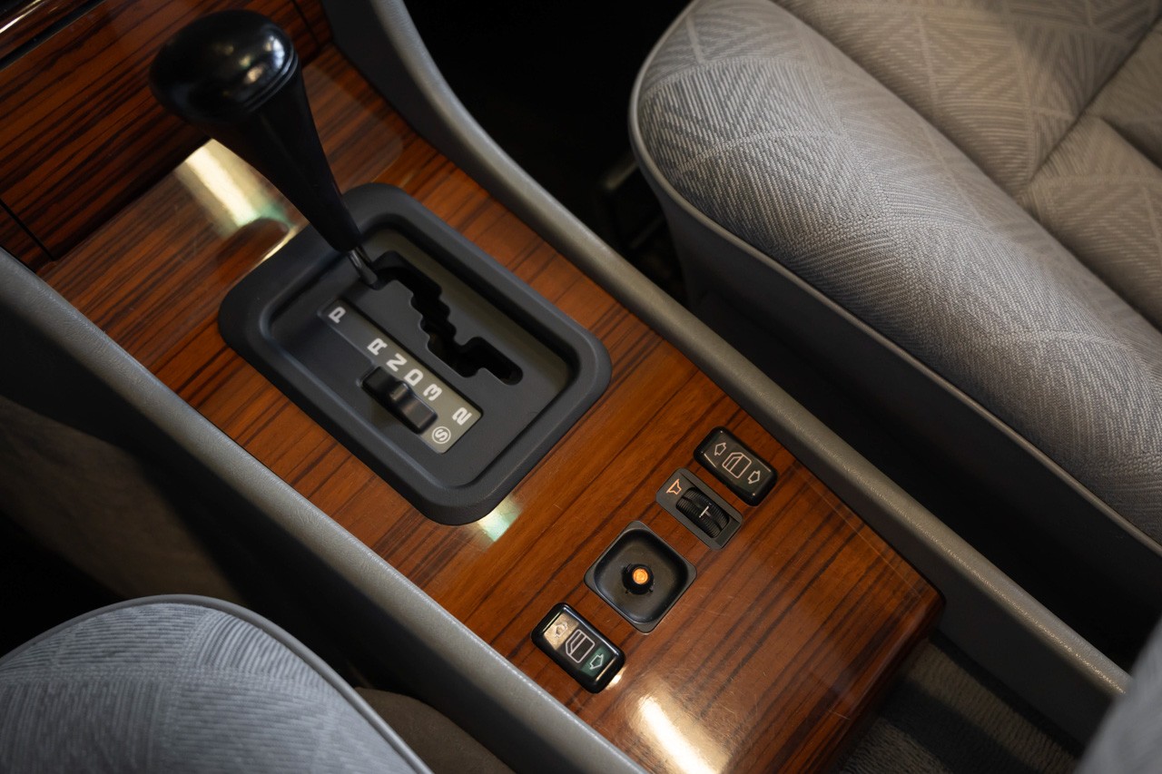 MERCEDES-BENZ E 220-image-25