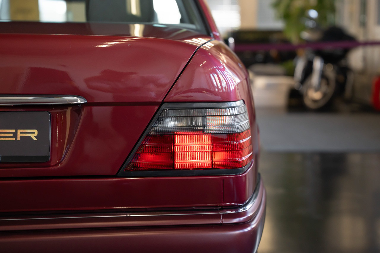 MERCEDES-BENZ E 220-image-8
