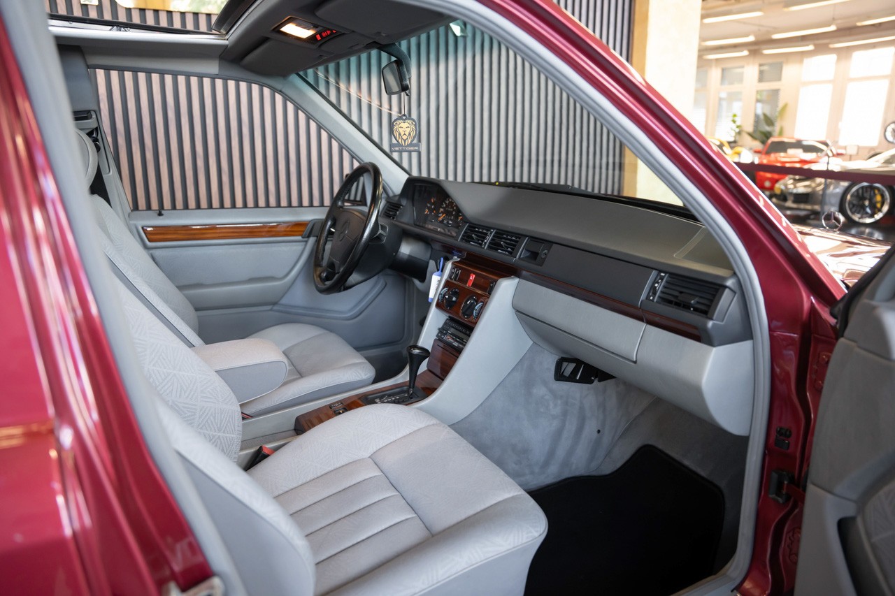 MERCEDES-BENZ E 220-image-15