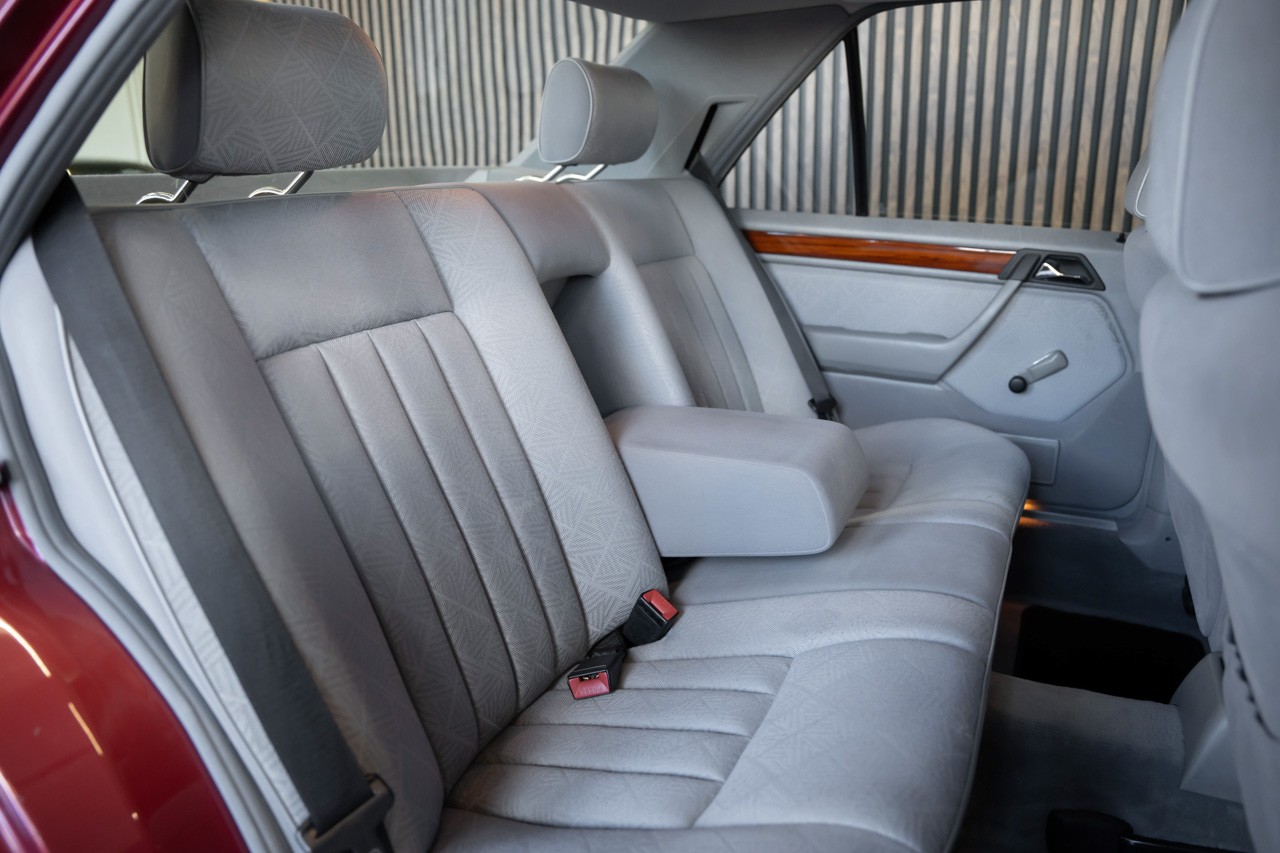 MERCEDES-BENZ E 220-image-19