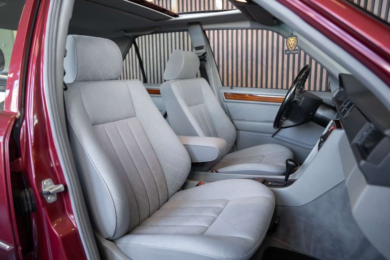 MERCEDES-BENZ E 220-image-17