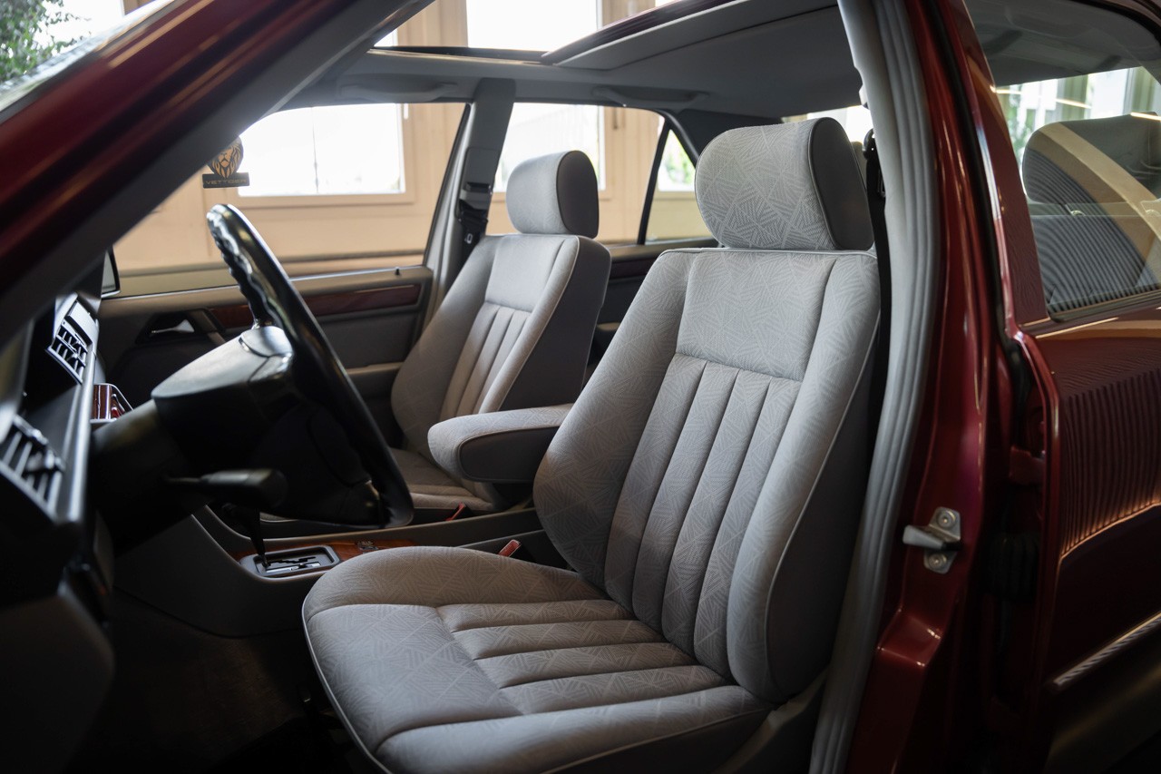 MERCEDES-BENZ E 220-image-13
