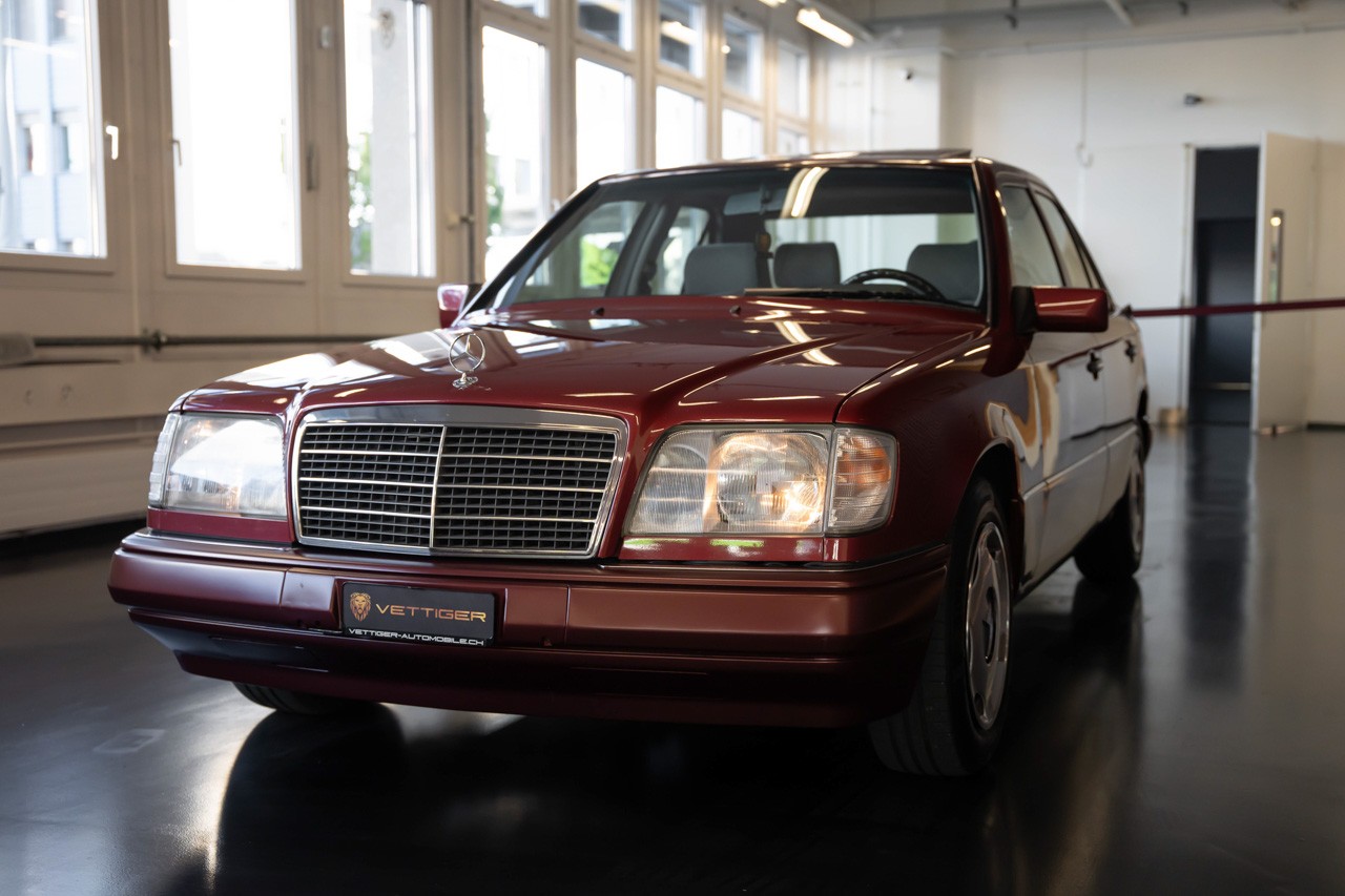 MERCEDES-BENZ E 220-image-2