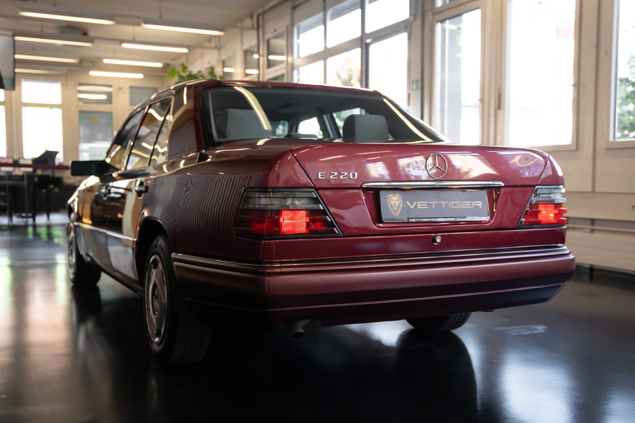 MERCEDES-BENZ E 220-image-3