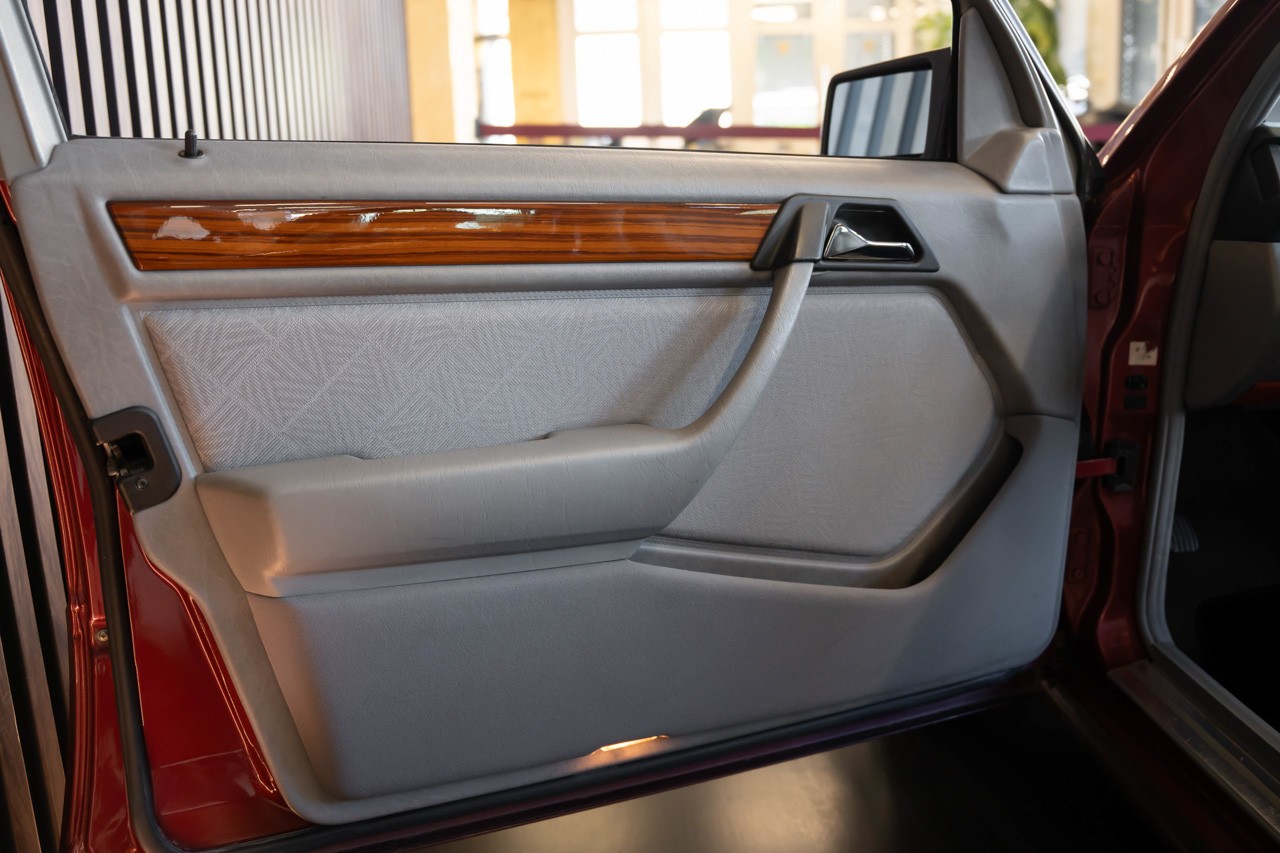 MERCEDES-BENZ E 220-image-21