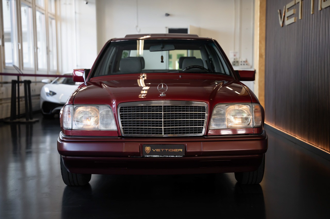 MERCEDES-BENZ E 220-image-1