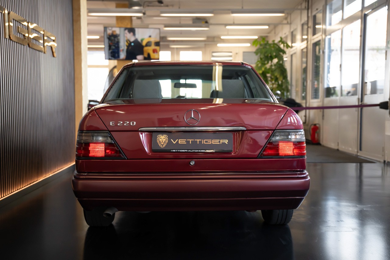 MERCEDES-BENZ E 220-image-4