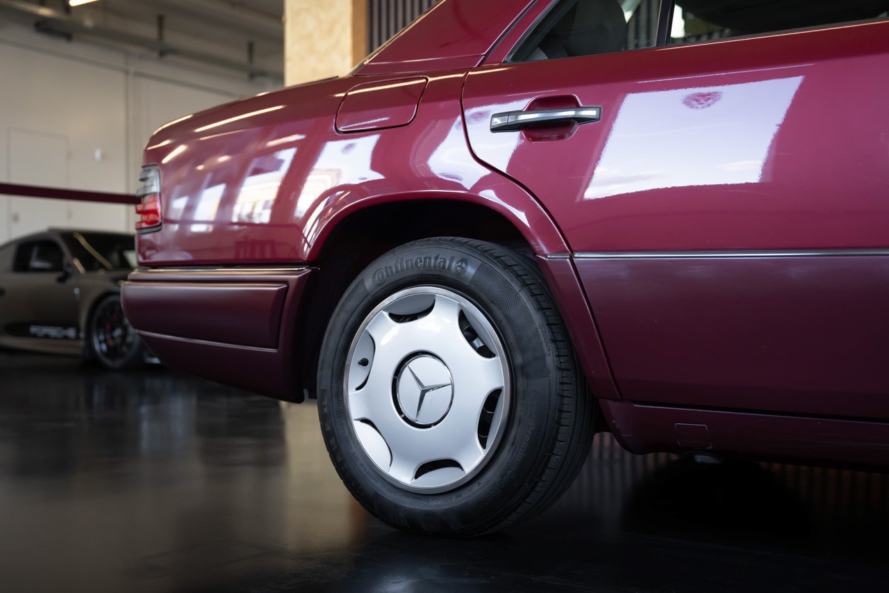 MERCEDES-BENZ E 220-image-10