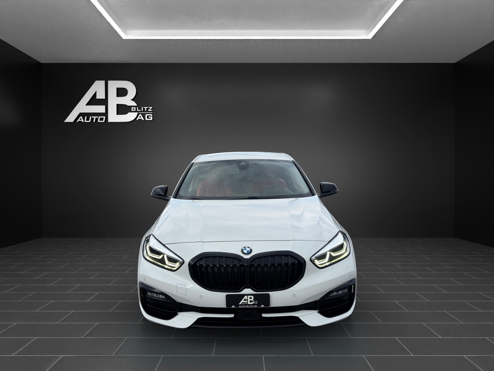 BMW 120d xDrive Steptronic Luxury Line mit 190 PS-image-0