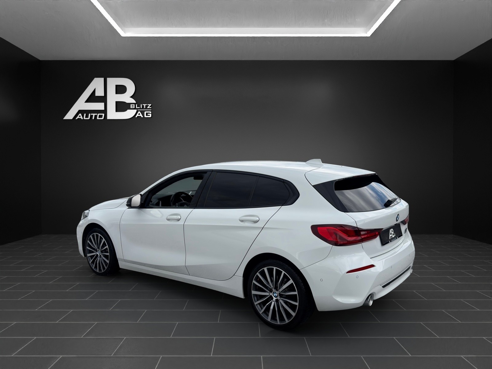 BMW 120d xDrive Steptronic Luxury Line mit 190 PS-image-2