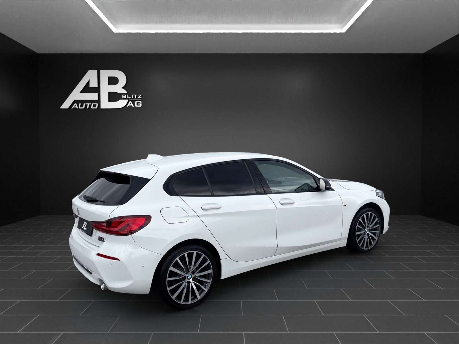 BMW 120d xDrive Steptronic Luxury Line mit 190 PS-image-4