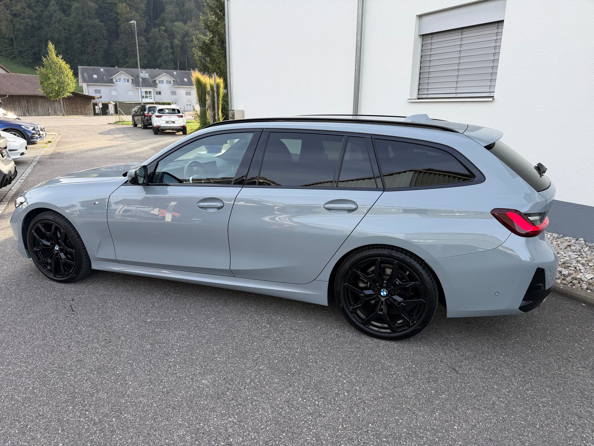 BMW 320d xDrive 48V Touring Steptronic M Sport-image-12