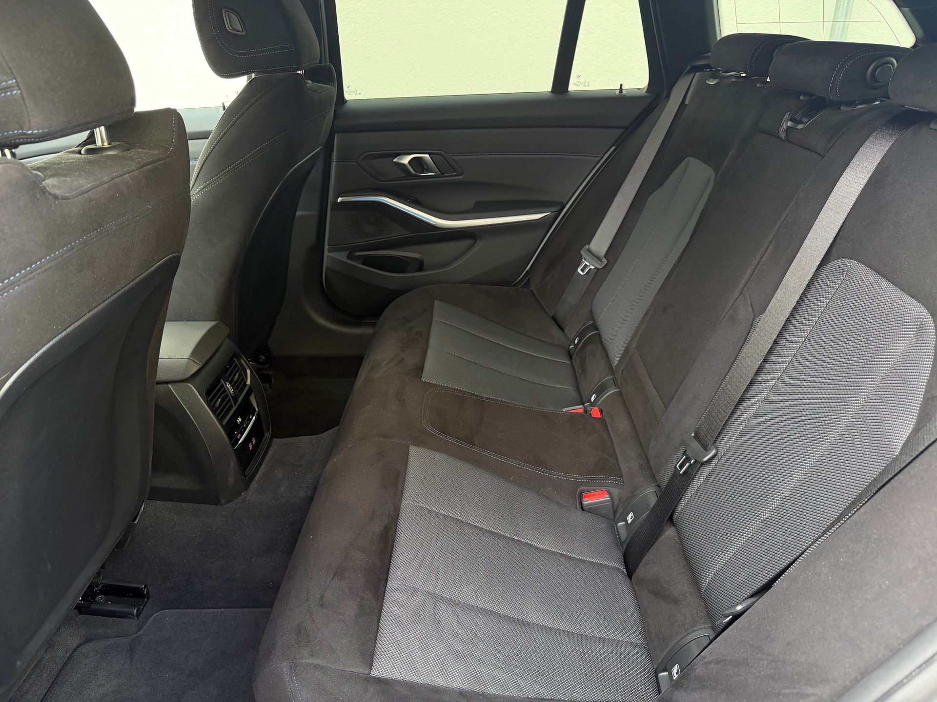 BMW 320d xDrive 48V Touring Steptronic M Sport-image-17