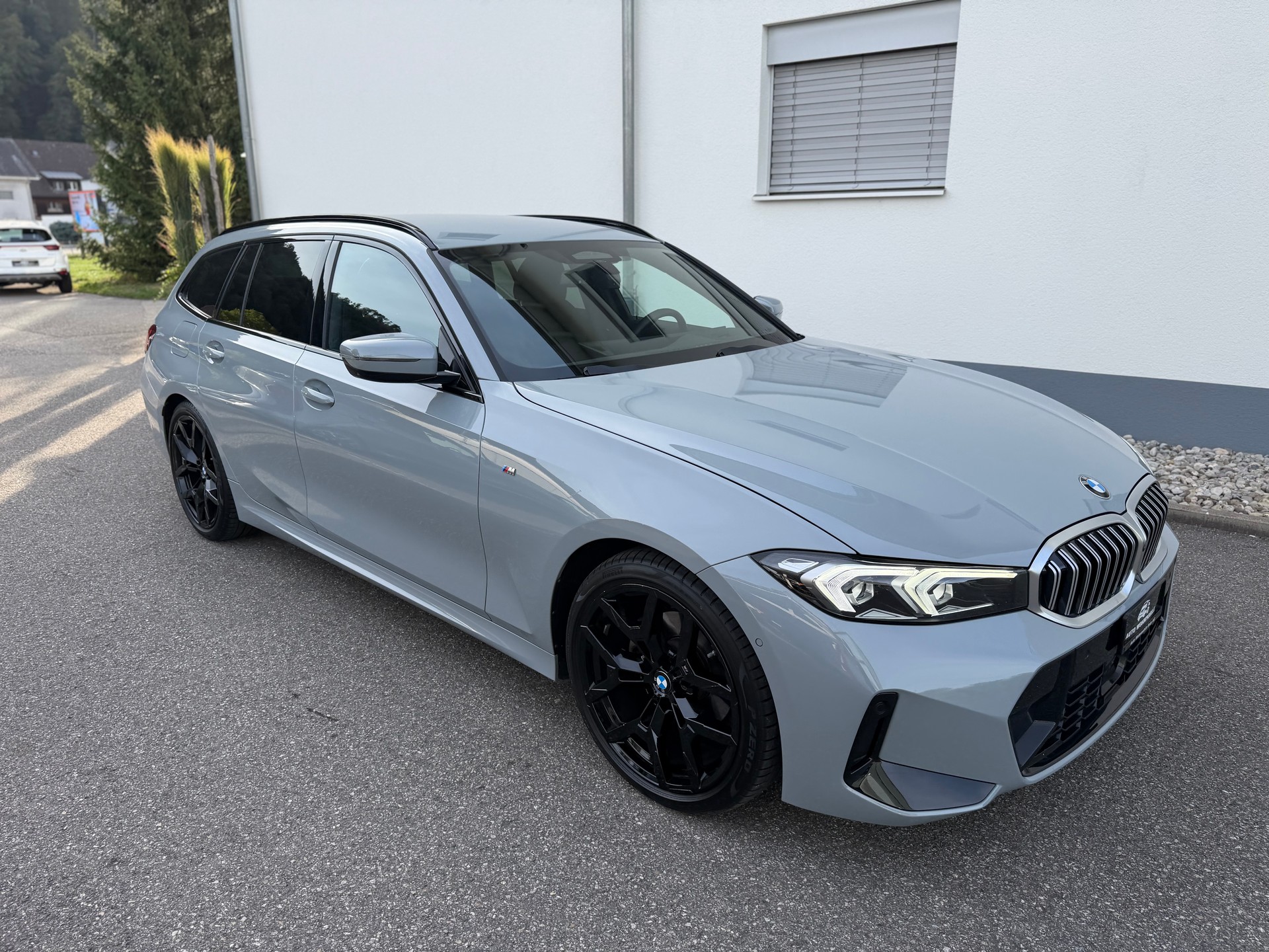 BMW 320d xDrive 48V Touring Steptronic M Sport-image-2