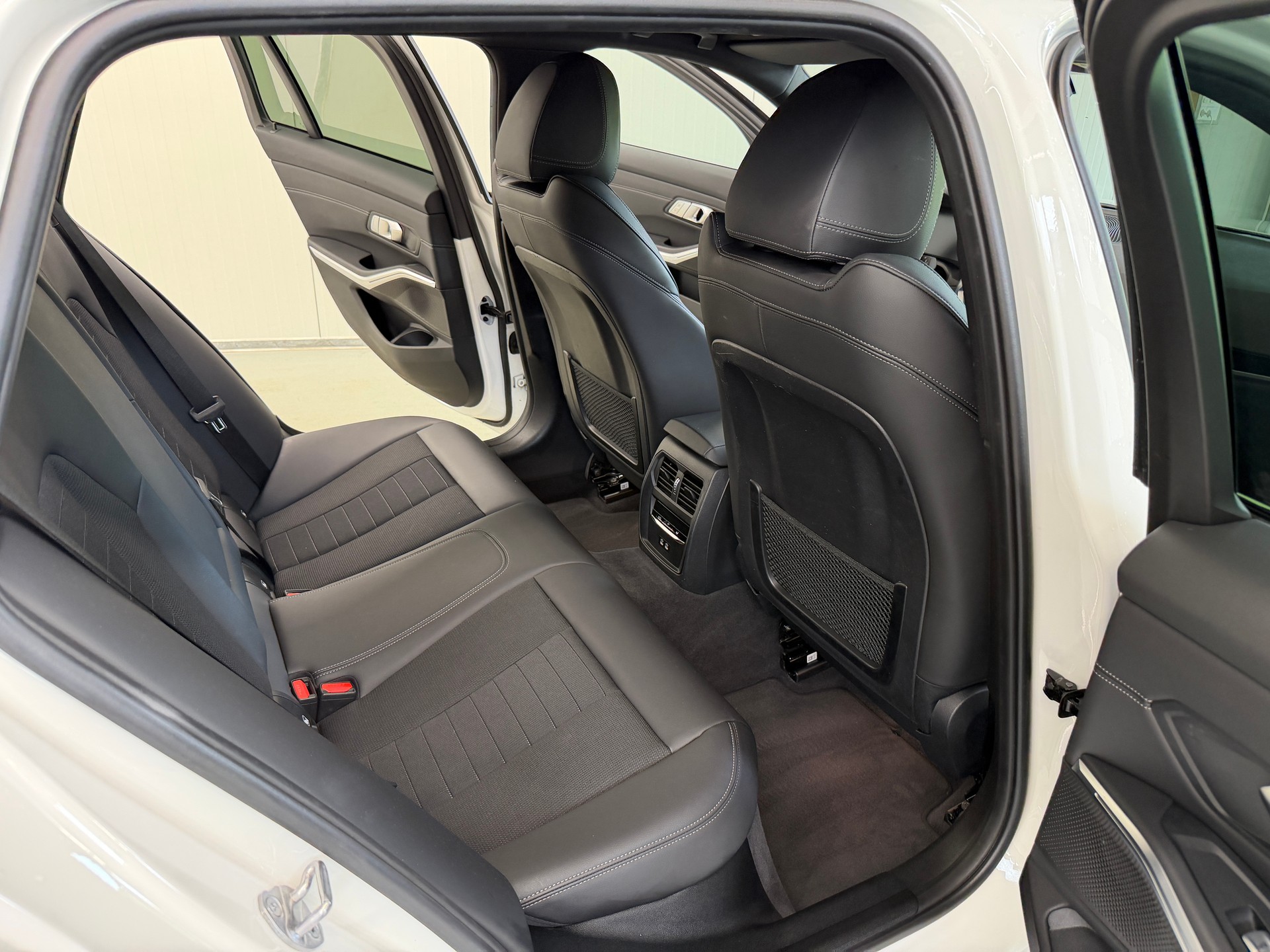 BMW 320d xDrive 48V Touring Sport Line Steptronic-image-15