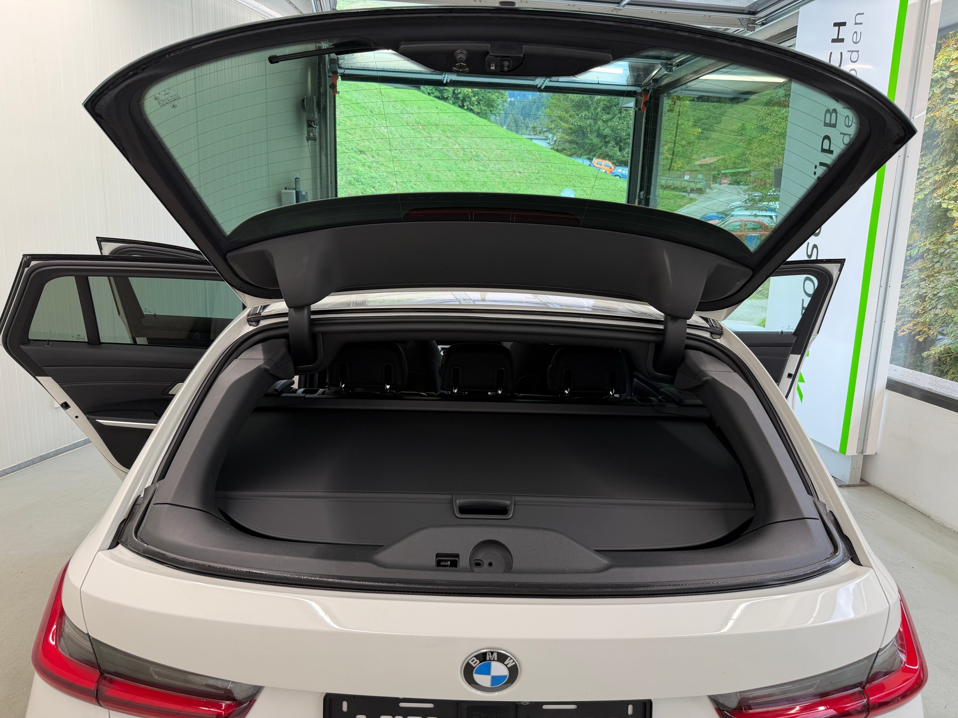 BMW 320d xDrive 48V Touring Sport Line Steptronic-image-13