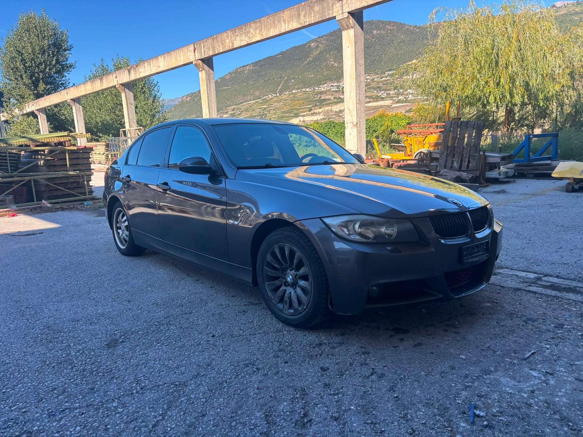 BMW 325xi-image-1