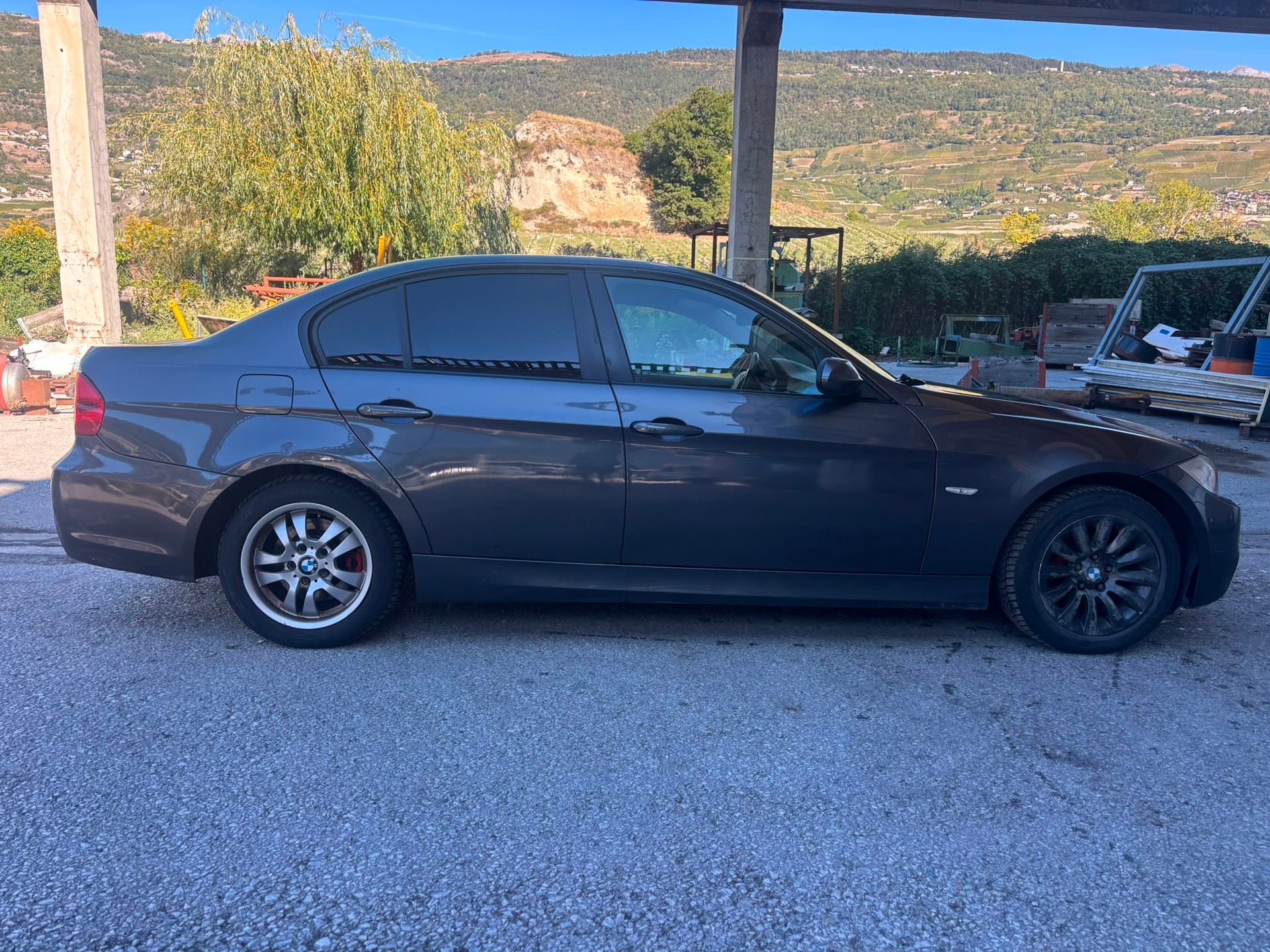 BMW 325xi-image-5