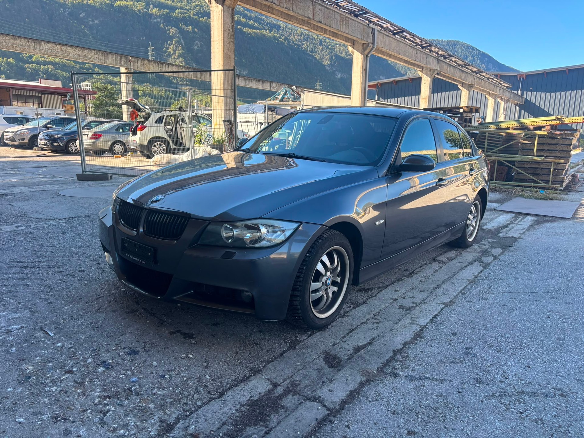 BMW 325xi-image-2
