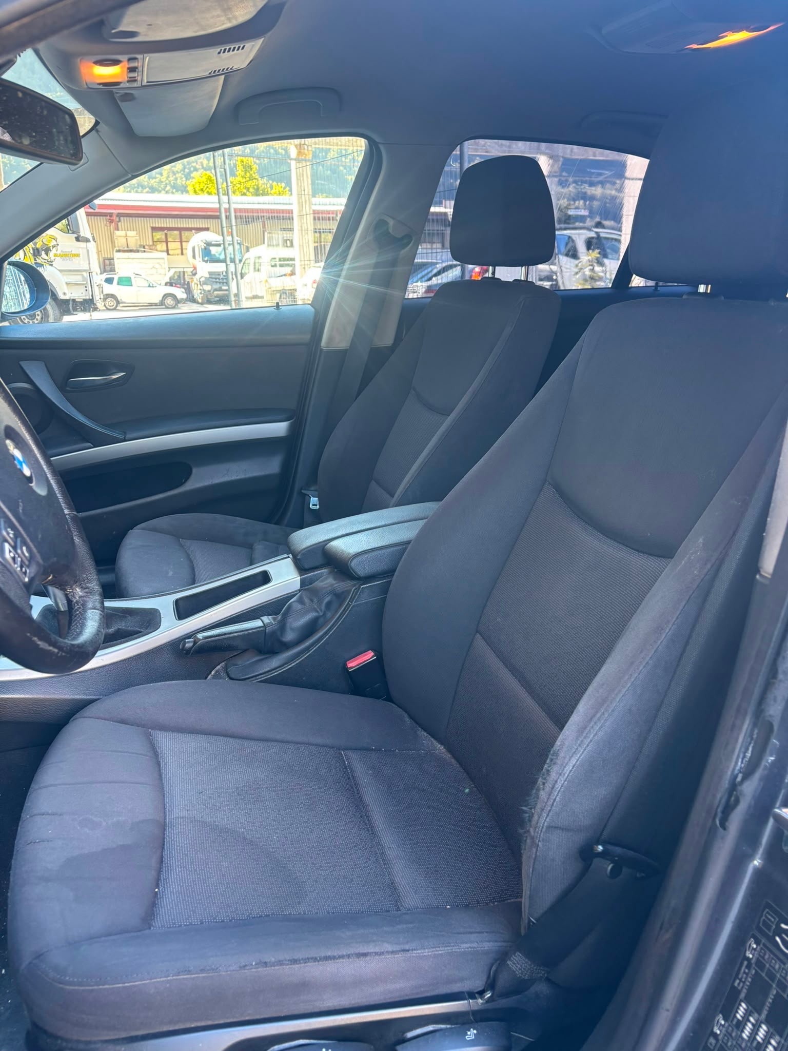 BMW 325xi-image-7