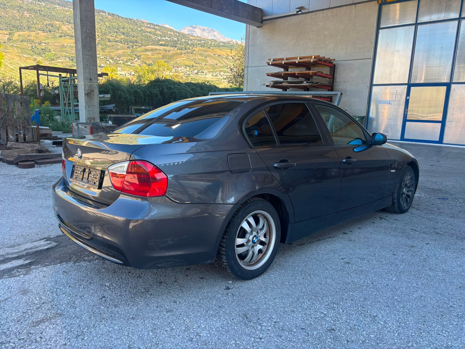 BMW 325xi-image-4