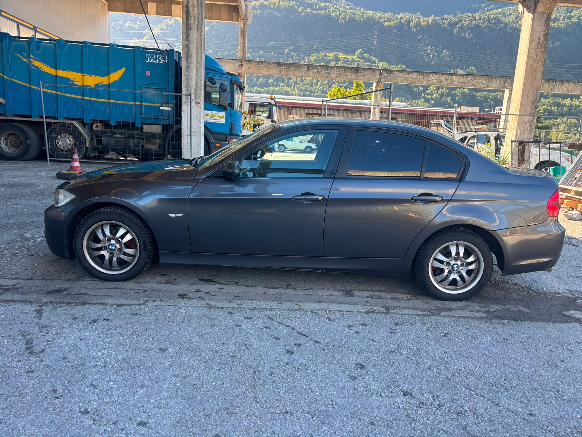 BMW 325xi-image-9
