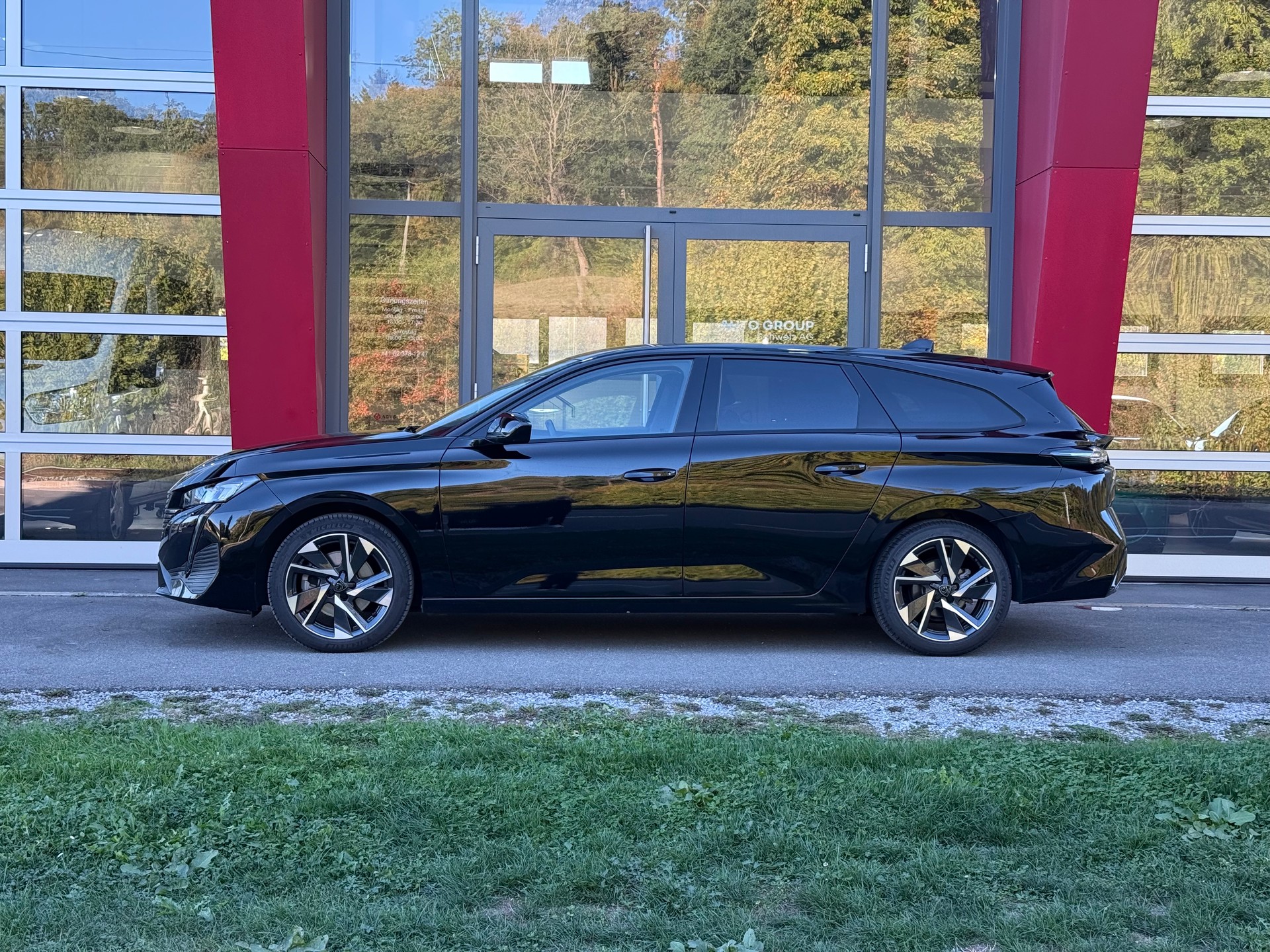 PEUGEOT 308 SW 1.2 Pure Tech Allure EAT8 LEASING AB 259.05 CHF / MONAT-showroom-element-1