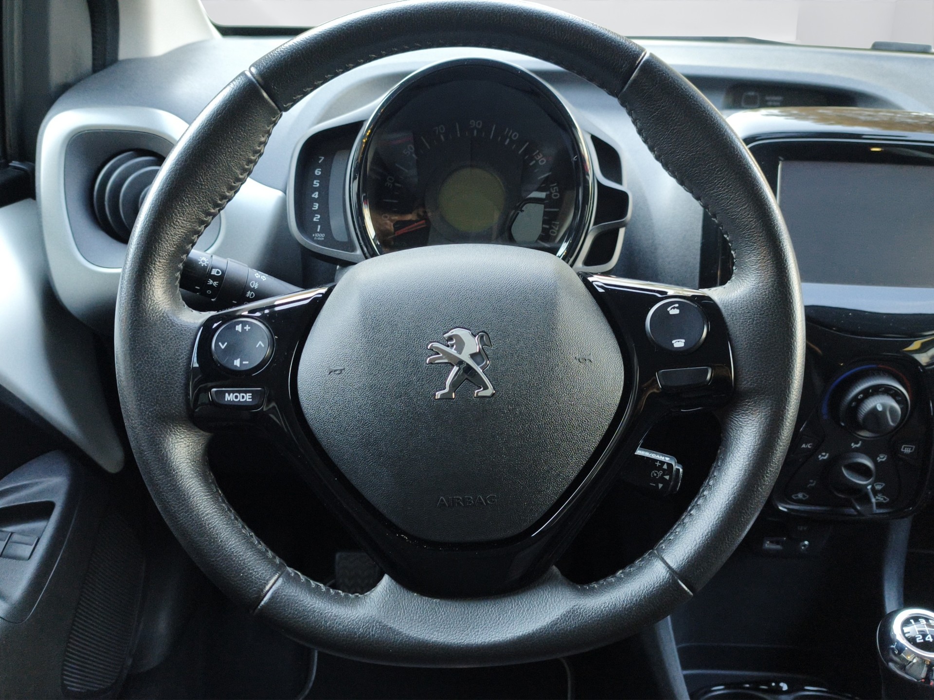 PEUGEOT 108 1.2 VTi Allure-image-11