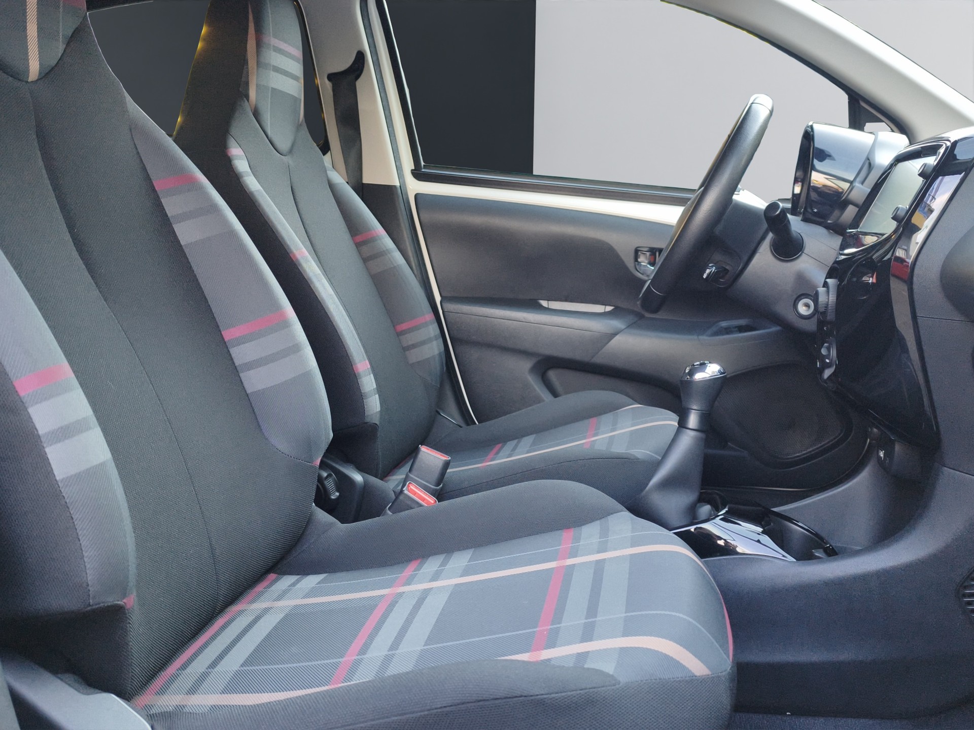 PEUGEOT 108 1.2 VTi Allure-image-9