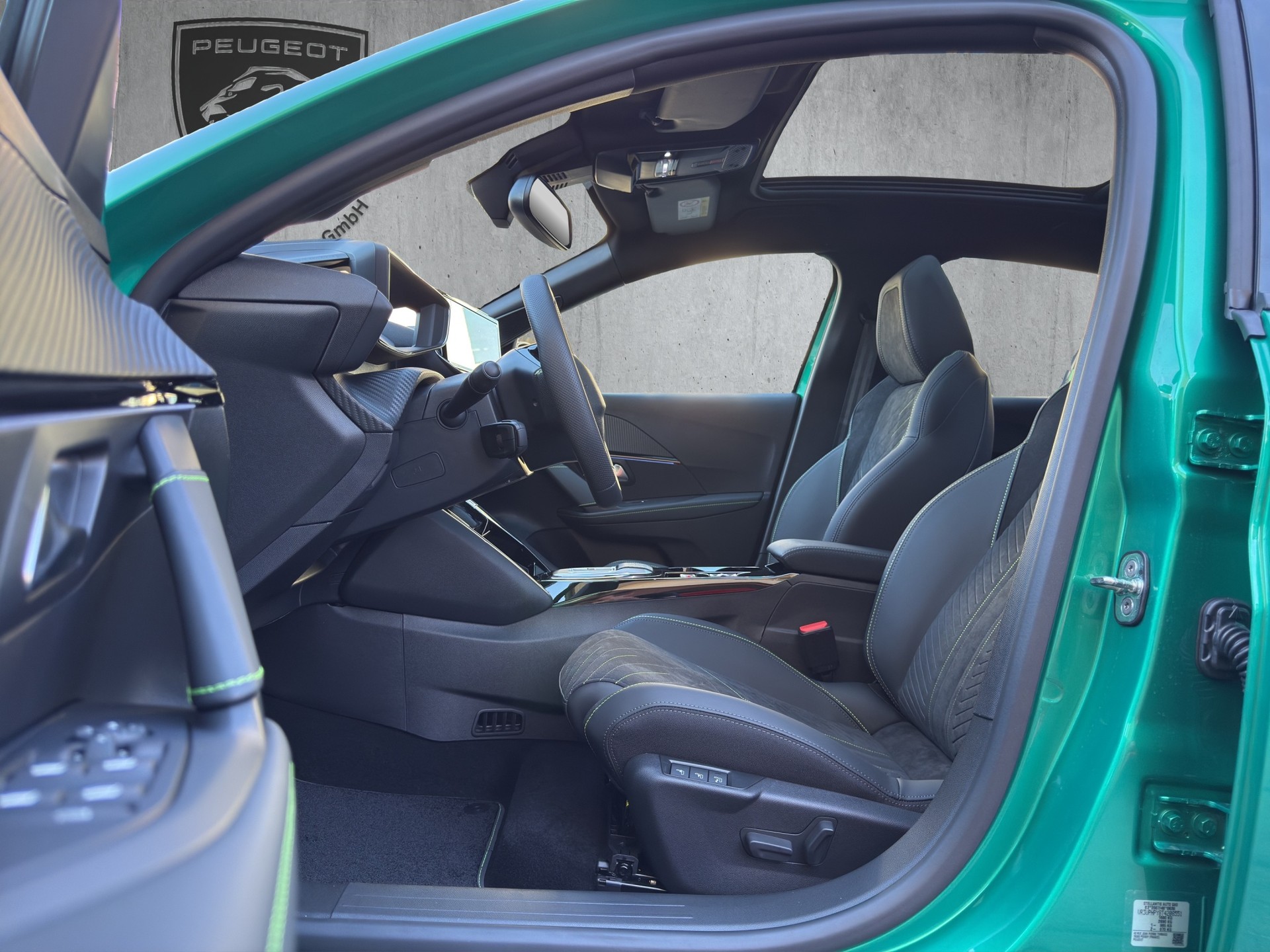 PEUGEOT 208 1.2 Hybrid 145 GT Exclusive-image-8
