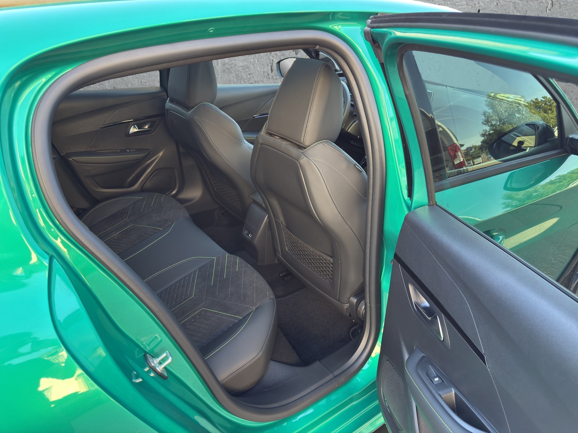 PEUGEOT 208 1.2 Hybrid 145 GT Exclusive-image-16