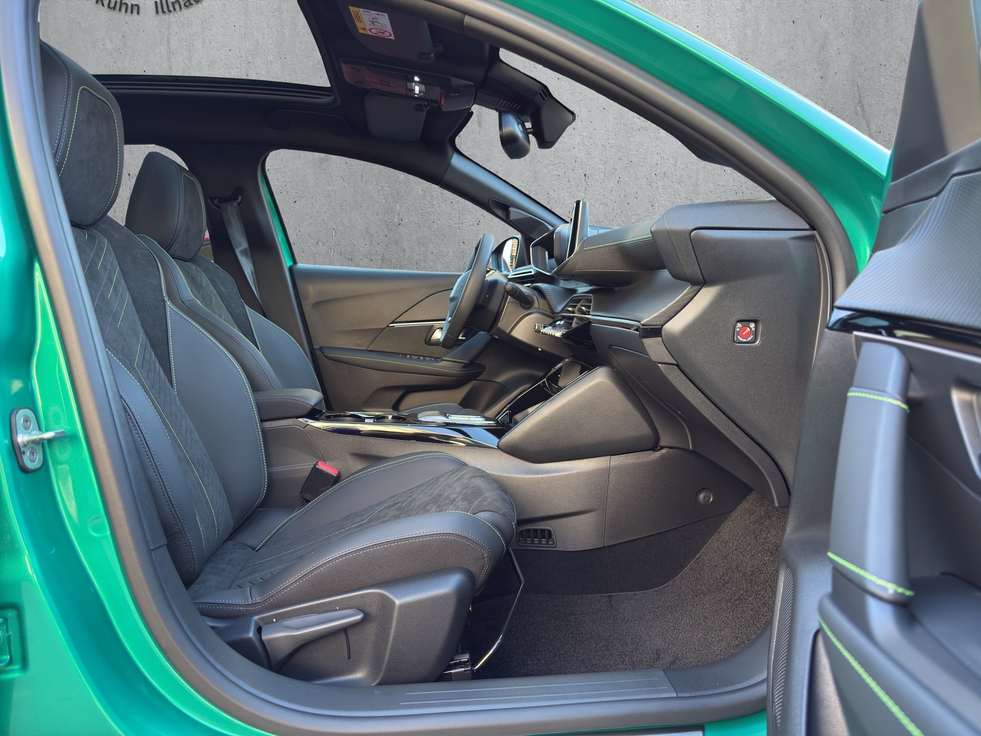 PEUGEOT 208 1.2 Hybrid 145 GT Exclusive-image-17