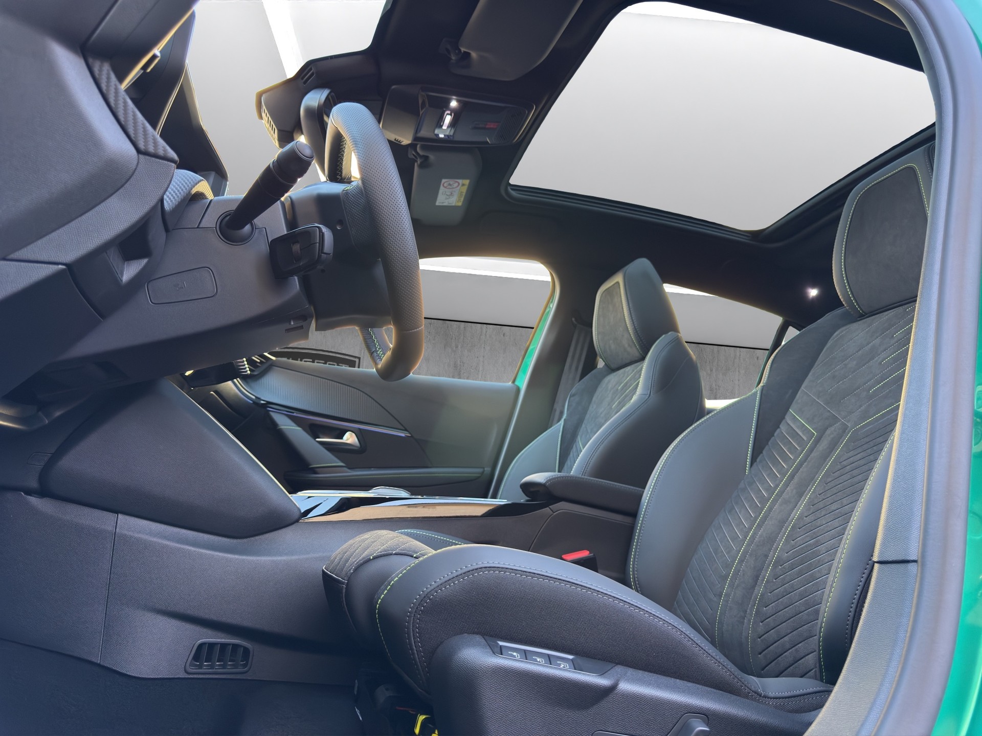 PEUGEOT 208 1.2 Hybrid 145 GT Exclusive-image-9