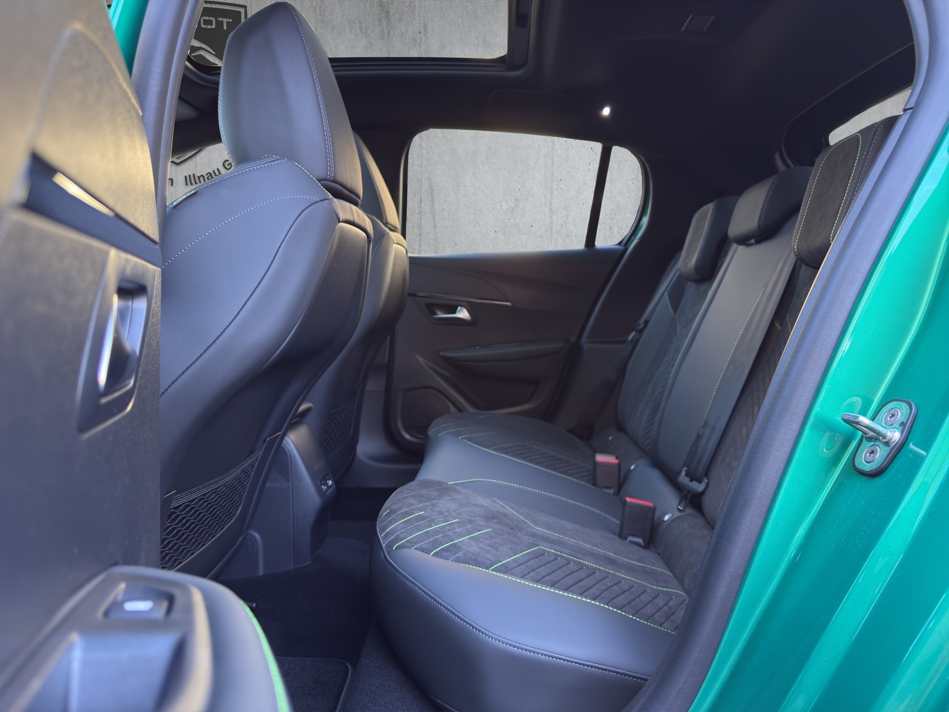 PEUGEOT 208 1.2 Hybrid 145 GT Exclusive-image-15