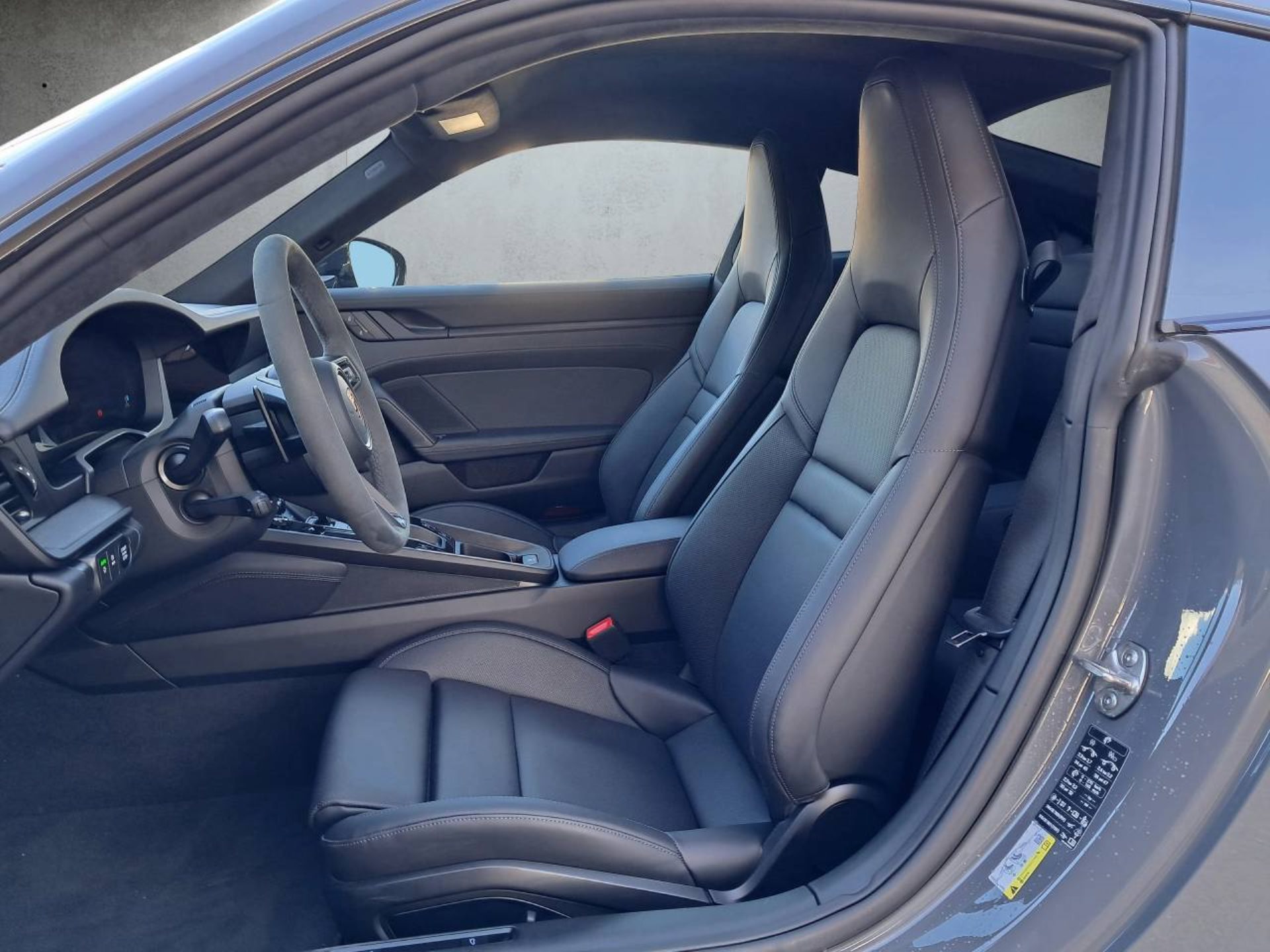 PORSCHE 911 Carrera GTS-image-4