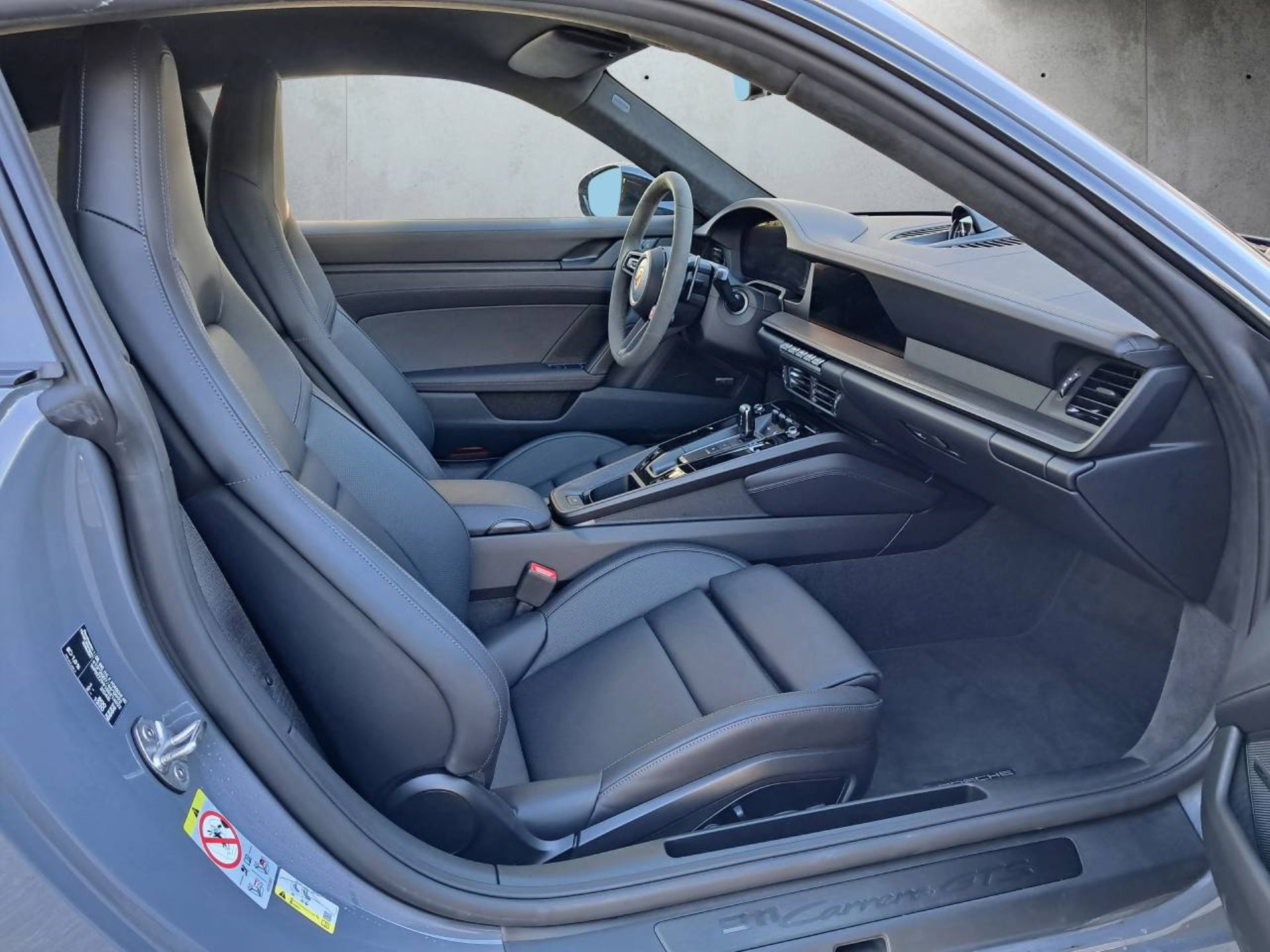 PORSCHE 911 Carrera GTS-image-13