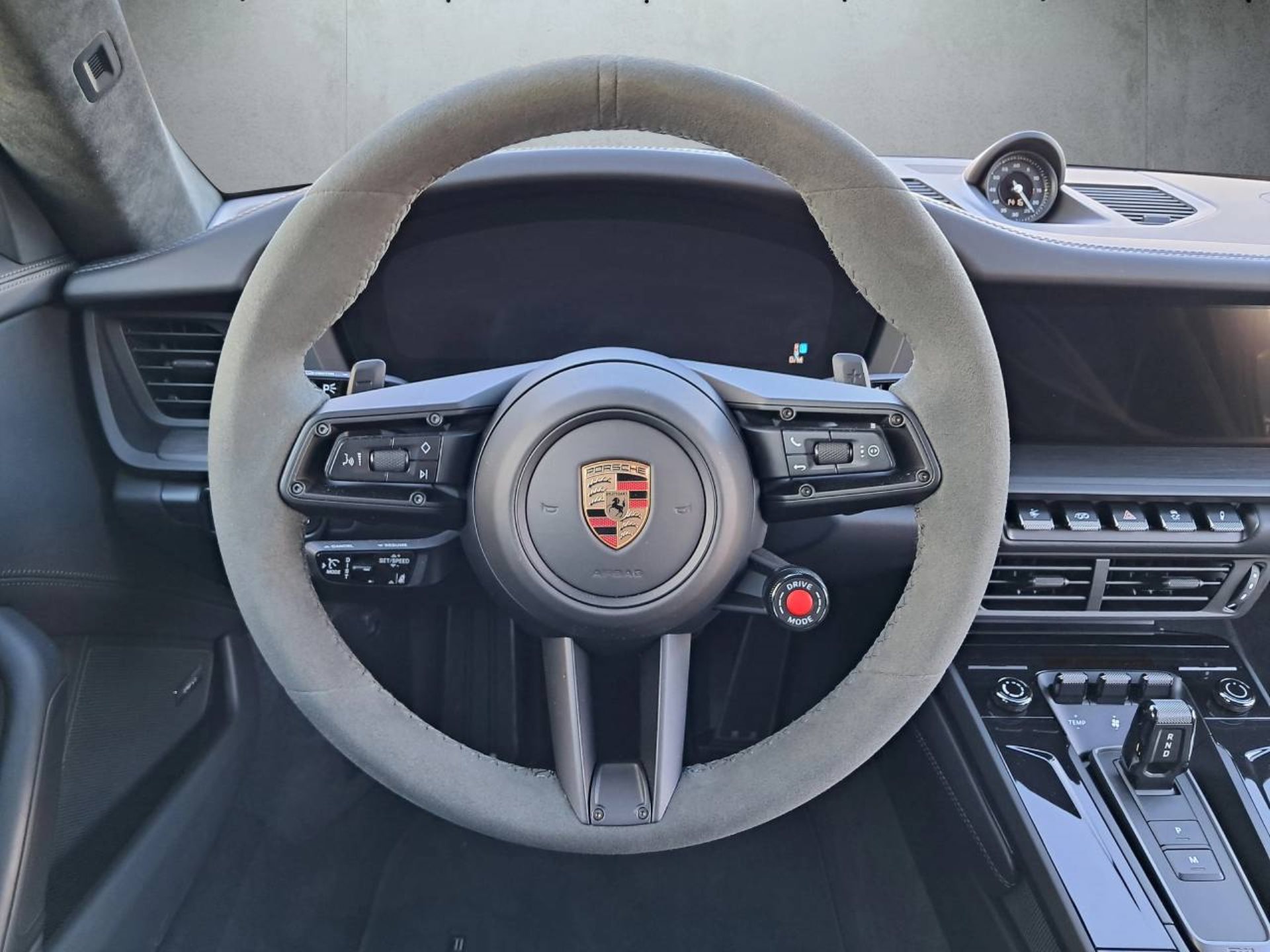 PORSCHE 911 Carrera GTS-image-12