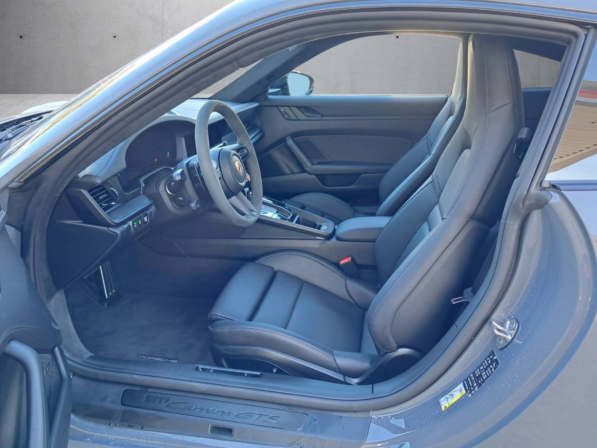 PORSCHE 911 Carrera GTS-image-3
