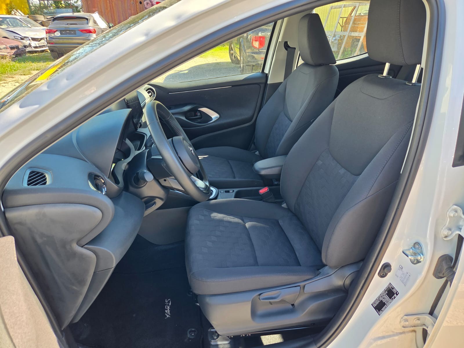TOYOTA Yaris 1.5 Comfort e-CVT-image-8