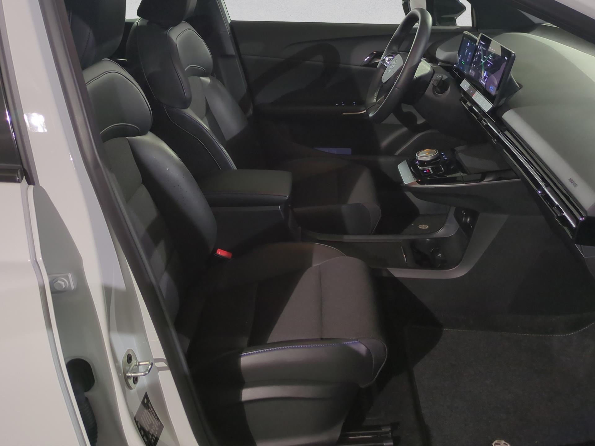 MG 4 EV 64kWh Luxury-image-16